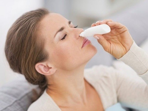 Dùng thuốc kháng histamin dạng xịt để điều trị. Làm sao để hết nghẹt mũi