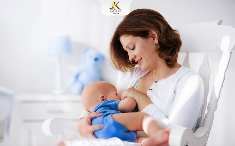 Sau nâng ngực cho con bú được không